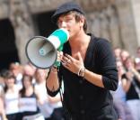 Quentin Mosimann a réuni près de 500 de ses fans sur le parvis de Notre-Dame de Paris, le 18 août 2009, pour quelques révélations...