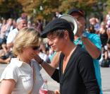 Quentin Mosimann, très complice avec sa productrice Valérie Zipper, a réuni près de 500 de ses fans sur le parvis de Notre-Dame de Paris, le 18 août 2009, pour quelques révélations...