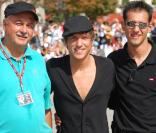 Quentin Mosimann, ici avec Eric et David, qui veillent à sa sécurité, a réuni près de 500 de ses fans sur le parvis de Notre-Dame de Paris, le 18 août 2009, pour quelques révélations...