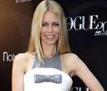 Claudia Schiffer radieuse en gris et blanc. Un noeud pap' et elle se tient à carreaux !  