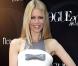 Claudia Schiffer radieuse en gris et blanc. Un noeud pap" et elle se tient à carreaux !  