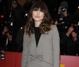 Keira Knightley, ravissante avec son noeud ton sur ton sur sa tenue sur mesure 