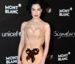 Dita Von Teese, toujours parfaite. Un noeud marron sur une robe Nude, on adore 