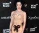 Dita Von Teese, toujours parfaite. Un noeud marron sur une robe Nude, on adore 