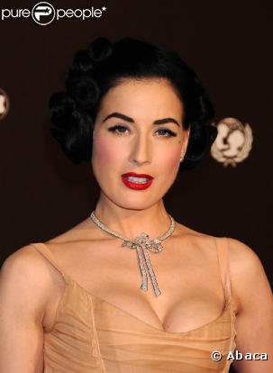 Version collier noeud hors de prix, Dita a tout bon
