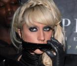 Lady Gaga avec un noeud ton sur ton en cuir brillant. Mouais... 