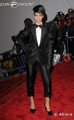Rihanna version "mec" avec manche ballon et noeud pap' sur tapis rouge