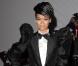 Rihanna version "mec" avec manche ballon et noeud pap" sur tapis rouge 