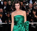 Anna Mouglalis, juste parfaite avec son énorme noeud sur le côté.  