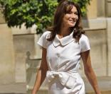 Carla, sobre et élégante n'oublie pas la touche tendance : le noeud ! 