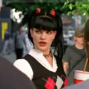 NCIS : La gothique Pauley Perrette se fait suivre... par les agents du NCIS Los Angeles ! Regardez cet amusant teaser !
