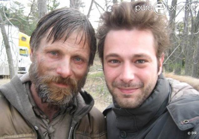 Viggo Mortensen (ici avec Adam Ikx, à Pittsburgh, en mai 2008, sur le tournage de  The Road ), sera bientôt à la 66e Mostra de Venise pour présenter ce film d'anticipation!