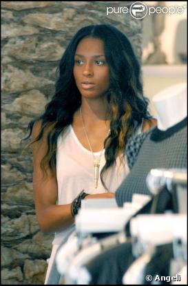 Ciara, de nouveau les cheveux longs, en pleine séance de shopping à Los Angeles.