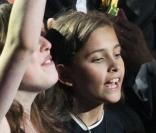 Les enfants de Michael Jackson, Prince Michael (12 ans) et Paris (11 ans), enfantés par Debbie Rowe, et Prince Michael II (7 ans)