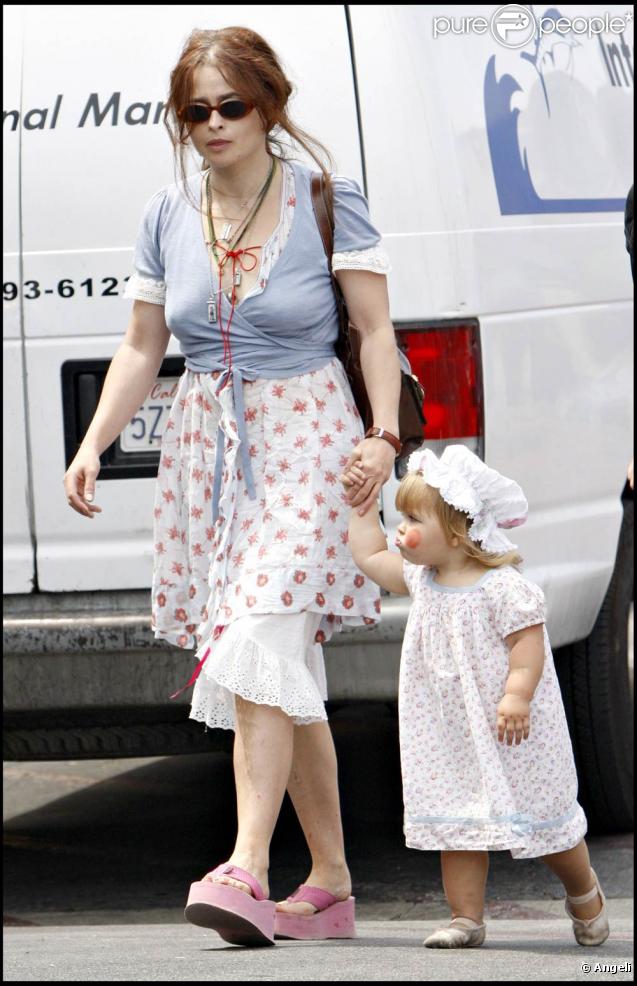 Helena Bonham Carter avec sa fille Nell, au centre commercial Cross Creek, à Malibu, le 21 août 2009 !