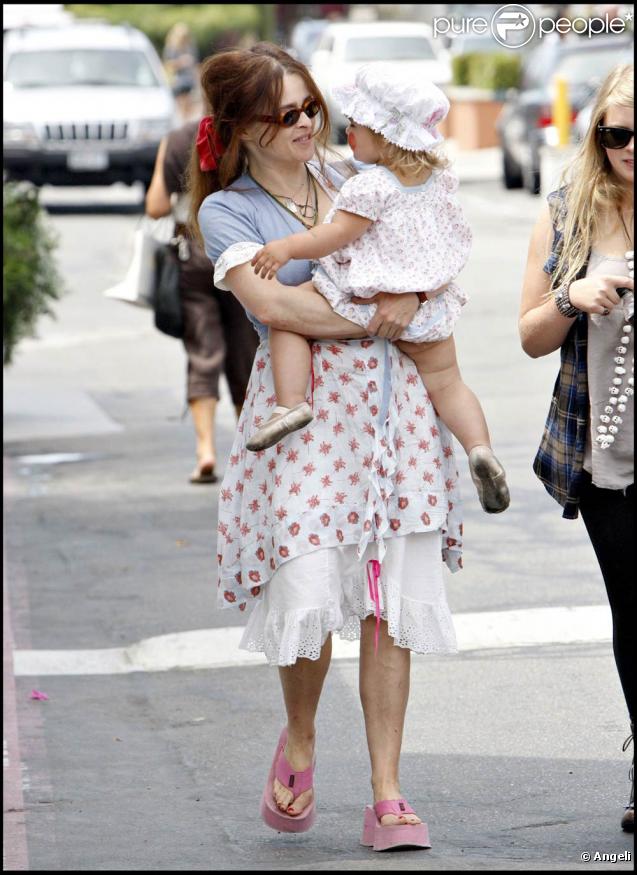 Helena Bonham Carter avec sa fille Nell, au centre commercial Cross Creek, à Malibu, le 21 août 2009 !