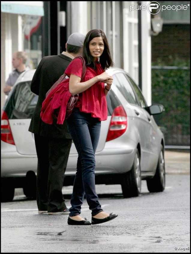 Freida Pinto sur le tournage du film de Woody Allen à Londres le 24 août 2009