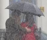 Josh Brolin et Freida Pinto sur le tournage du film de Woody Allen à Londres le 24 août 2009