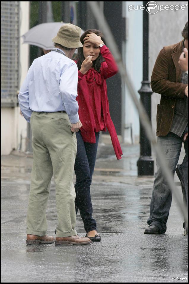 Freida Pinto et Woody Allen sur le tournage de son film à Londres le 24 août 2009