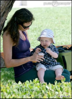 Minnie Driver et son fils dans un parc de Malibu (25 août 2009)