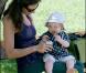 Minnie Driver, toujours aussi protectrice... avec son adorable petit Henry ! Il est chou !