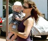Minnie Driver et son fils dans un parc de Malibu (25 août 2009)