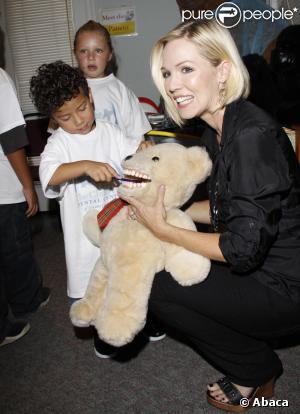 Jennie Garth a rendu visite aux enfants pour leur apprendre les bases de l'hygiène bucco-dentaire