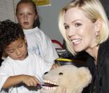 Jennie Garth a rendu visite aux enfants pour leur apprendre les bases de l'hygiène bucco-dentaire
