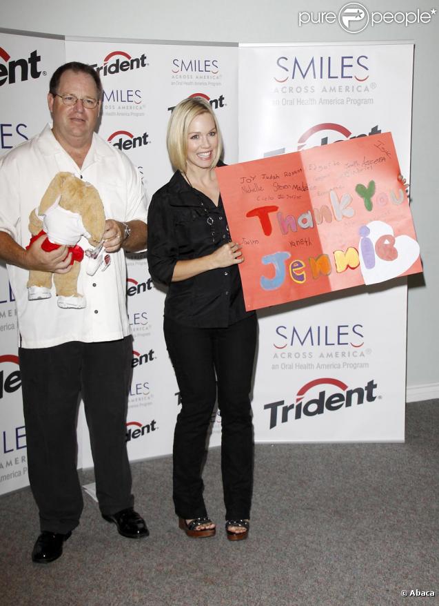 Jennie Garth a rendu visite aux enfants pour leur apprendre les bases de l'hygiène bucco-dentaire