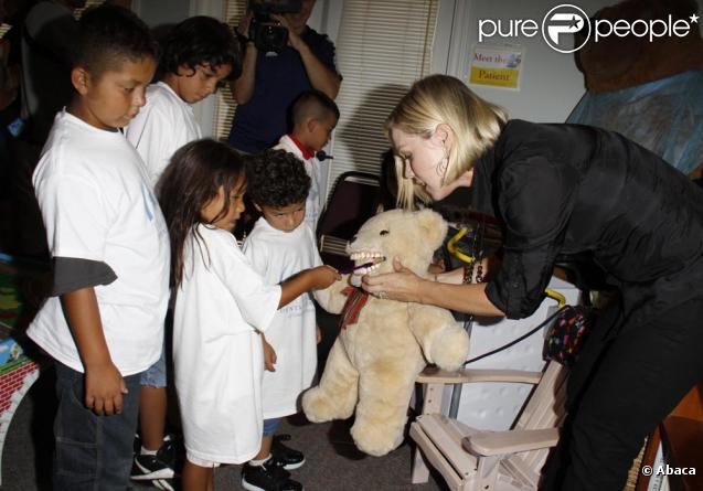 Jennie Garth a rendu visite aux enfants pour leur apprendre les bases de l'hygiène bucco-dentaire