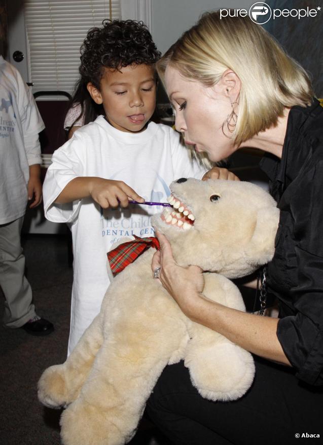 Jennie Garth a rendu visite aux enfants pour leur apprendre les bases de l'hygiène bucco-dentaire