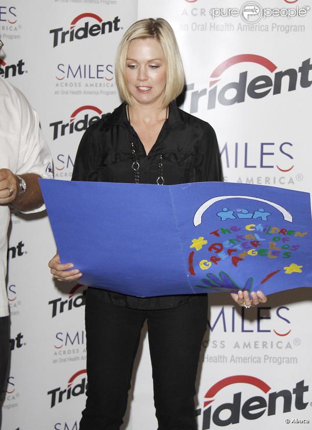 Jennie Garth a rendu visite aux enfants pour leur apprendre les bases de l'hygiène bucco-dentaire