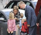 Le prince Philippe de Belgique, sa femme la princesse Mathilde et leurs enfants Elisabeth, Gabriel et Emmanuel sur le chemin de l'école à Bruxelles le 1er septembre 2009