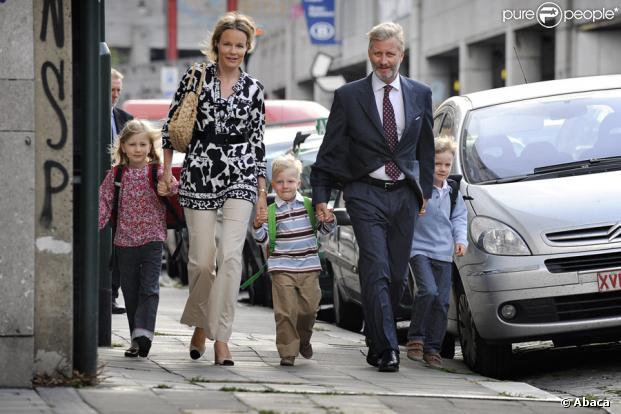 Le prince Philippe de Belgique, sa femme la princesse Mathilde et leurs enfants Elisabeth, Gabriel et Emmanuel sur le chemin de l'école à Bruxelles le 1er septembre 2009
