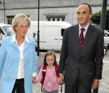 La princesse Astrid, son époux le prince Lorenz et leur enfant fille Laetitia Maria sur le chemin de l'école à Bruxelles le 1er septembre 2009