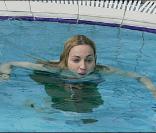Madonna profite de la piscine de son hôtel à Bucarest en Roumanie