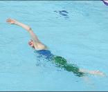 Madonna profite de la piscine de son hôtel à Bucarest en Roumanie