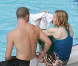 Madonna profite de la piscine de son hôtel à Bucarest en Roumanie