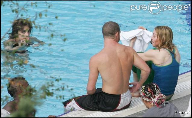 Madonna profite de la piscine de son hôtel à Bucarest en Roumanie