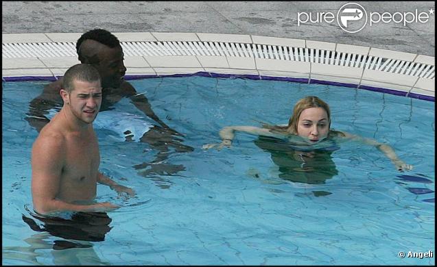 Madonna profite de la piscine de son hôtel à Bucarest en Roumanie