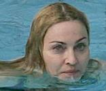 Madonna profite de la piscine de son hôtel à Bucarest en Roumanie