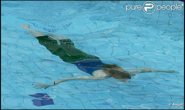 Madonna profite de la piscine de son hôtel à Bucarest en Roumanie