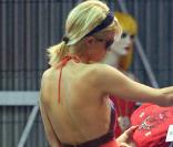 Paris Hilton dans une robe longue rouge toute simple mais très avantageuse 