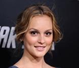 Leighton Meester en robe bleu marine avec de jolis noeuds assortis dans le dos et zippée sur le devant 