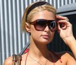 Paris Hilton en robe longue rouge très avantageuse 