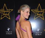 Ali Larter en robe longue pourpre 
