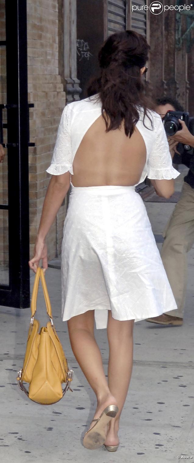 Penelope Cruz en robe portefeuille blanche en coton