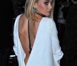 Ashley Olsen en robe blanche et strassée noire dans le dos 