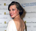 Eva Herzigova en robe blanche en satin aux manches chauve-souris 