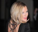 Sienna Miller en robe noire bijoutée dans le haut du dos 